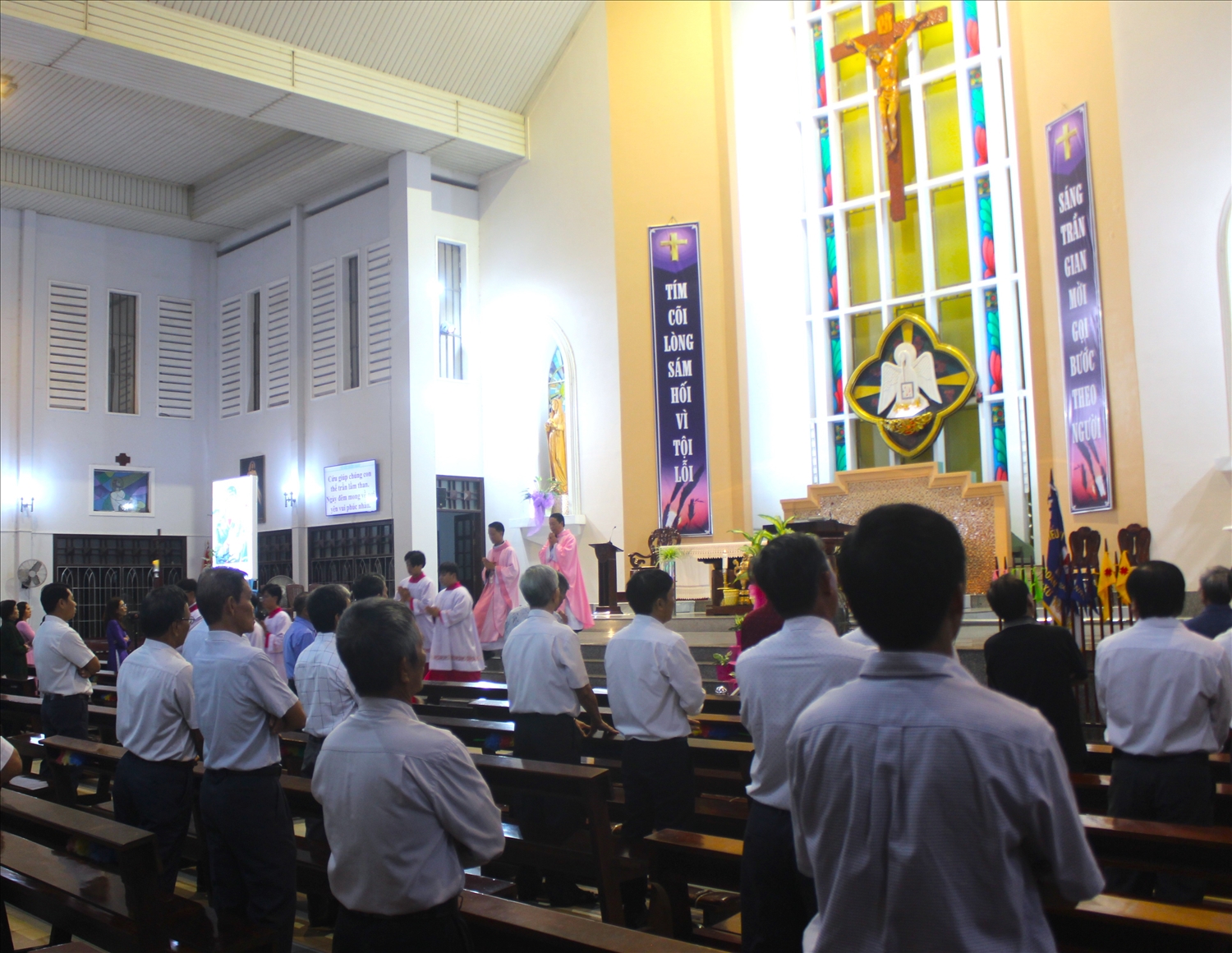 Sáng sớm, bà con giáo dân tại giáo xứ Thạnh An đến nhà thờ để dự thánh lễ và cầu nguyện