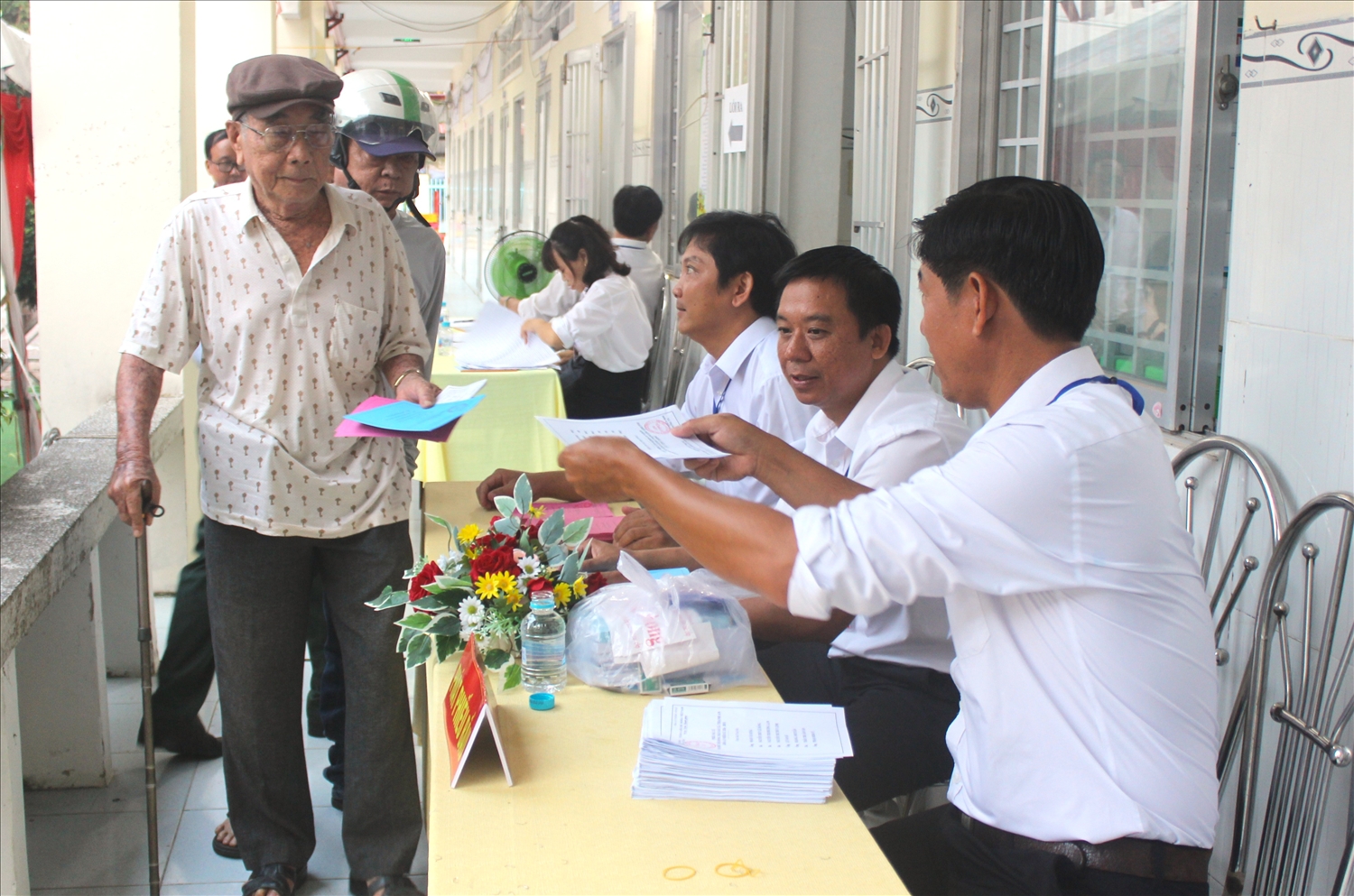 Bà con giáo dân tại Thạnh An nhận phiếu bầu cử