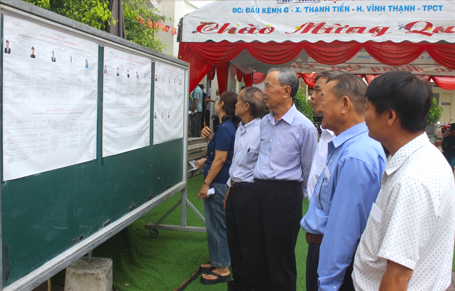 Cử tri nghiên cứu tiểu sử các ứng cử viên để đưa ra lựa chọn