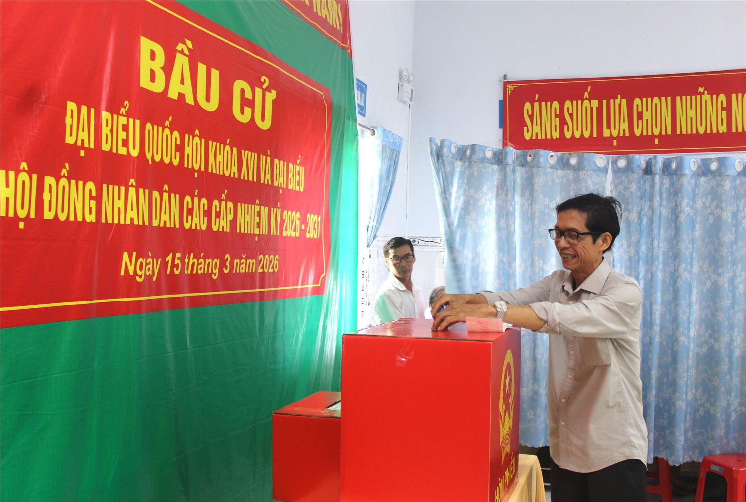 Bỏ lựa chọn vào thùng phiếu, ông Nguyễn Thanh Tâm, giáo dân tại giáo xứ Thạnh An, mong muốn đại biểu sau khi trúng cử sẽ tận tâm cống hiến cho đất nước