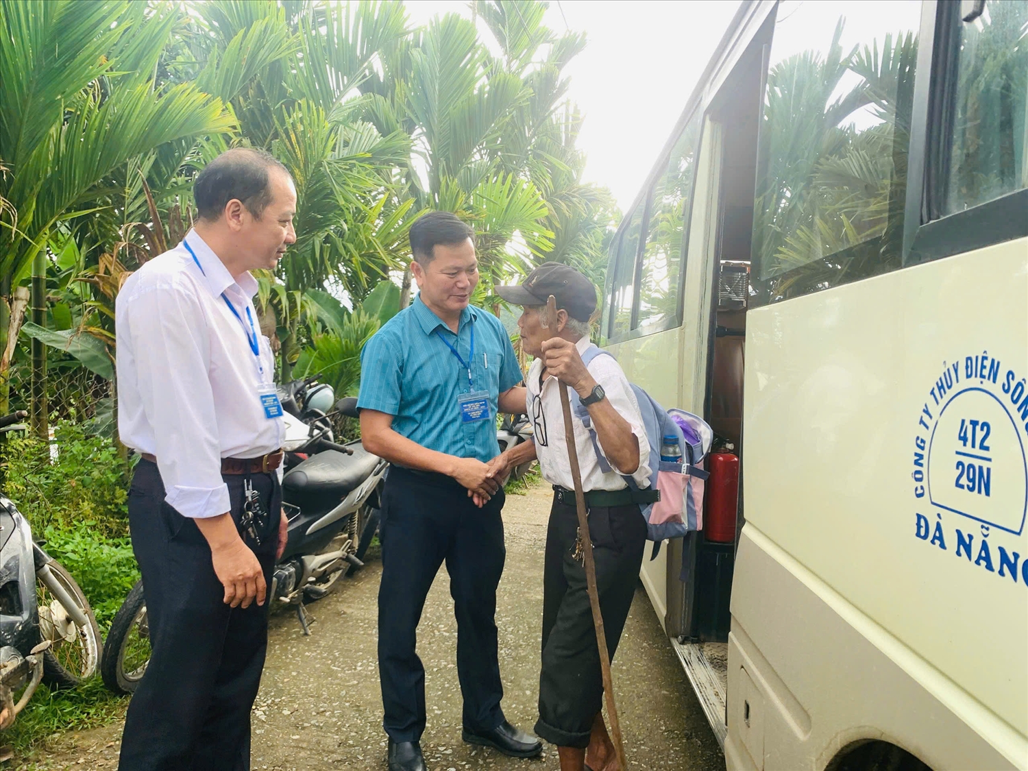 Xã hợp đồng xe buýt đưa cử tri đến điểm bỏ phiếu. (Ảnh HN)