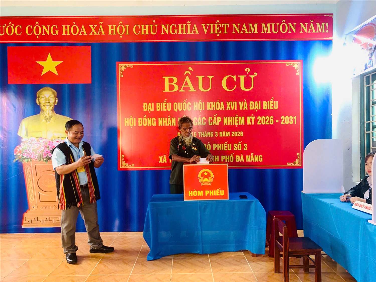 Cử tri xã Trà Đốc bỏ phiếu bầu cử. (Ảnh HN)