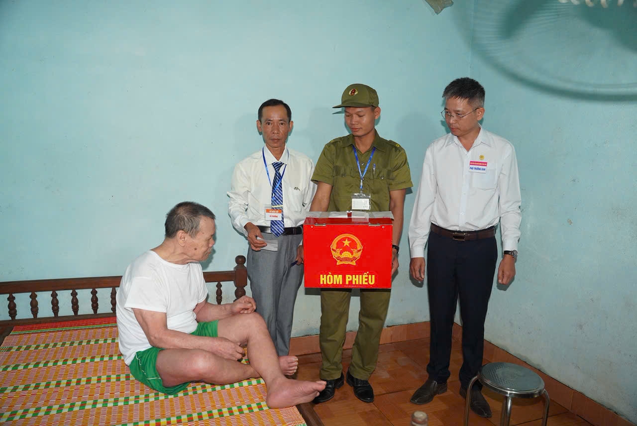 Các xã miền núi Đà Nẵng tạo điều kiện tốt nhất cho cử tri thực hiện quyền và trách nhiệm của mình trong Ngày hội non sông. (Ảnh LN)