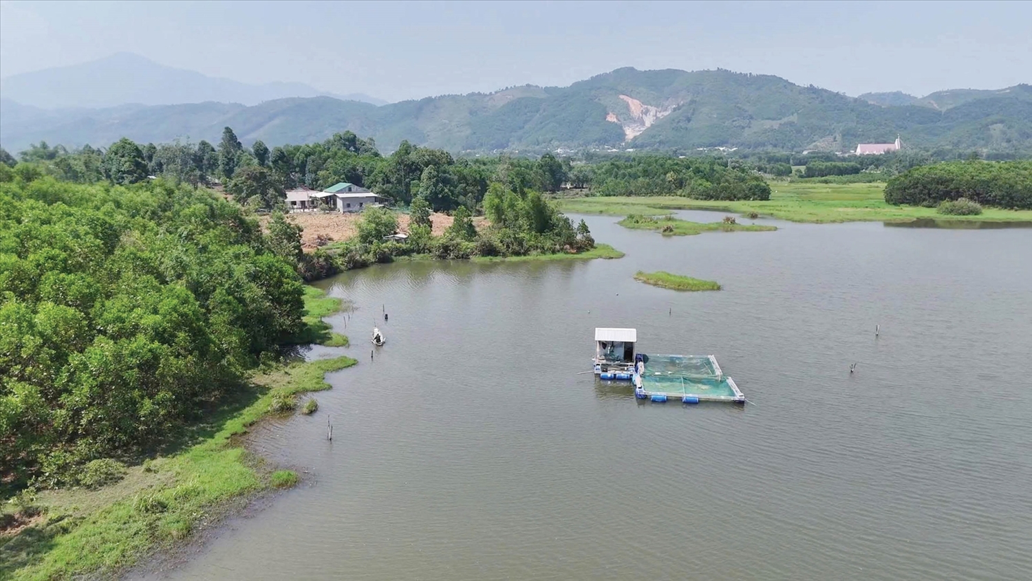 Hiện trên sông A Sáp có mặt nước trải dài 47km, đây là điều kiện thuận lợi để đồng bào các DTTS phát triển nghề nuôi cá lồng 