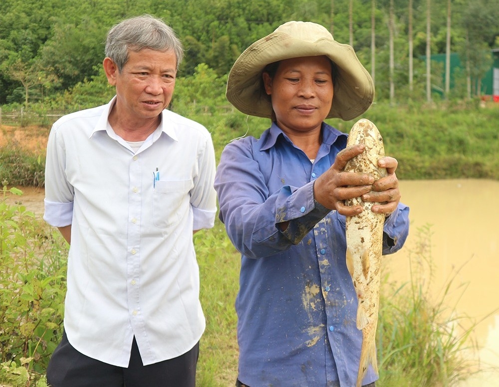 Nghề nuôi cá lồng trên sông A Sáp giúp nhiều phụ nữ DTTS ở vùng cao A Lưới có thêm thu nhập