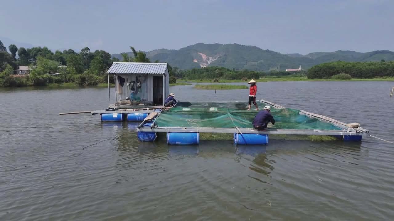 Nôi cá lồng trên sông giúp gia đình anh Hồ Văn Thắng ở thôn Căn Te, xã A Lưới 3 có nguồn thu nhập gần 200 triệu đồng/năm