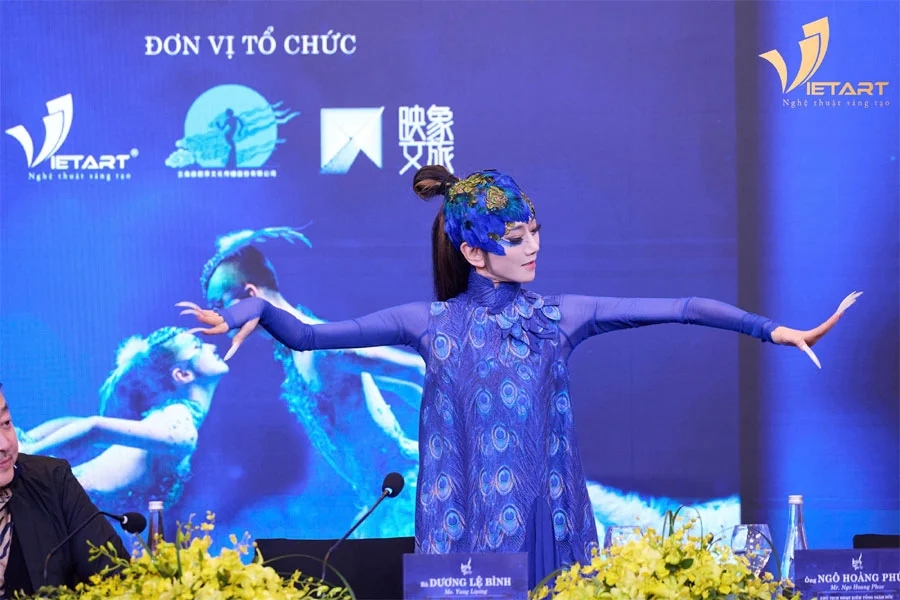 Trên mạng xã hội, vẻ ngoài của Dương Lệ Bình lại được giải thích bằng một “bí quyết” gây tranh cãi: không lấy chồng, không sinh con,