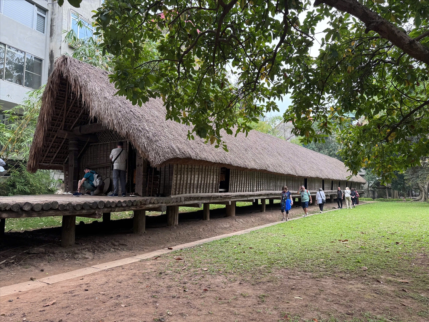 Ngôi nhà dài của người Ê Đê được trưng bày tại Bảo tàng Dân tộc học Việt Nam