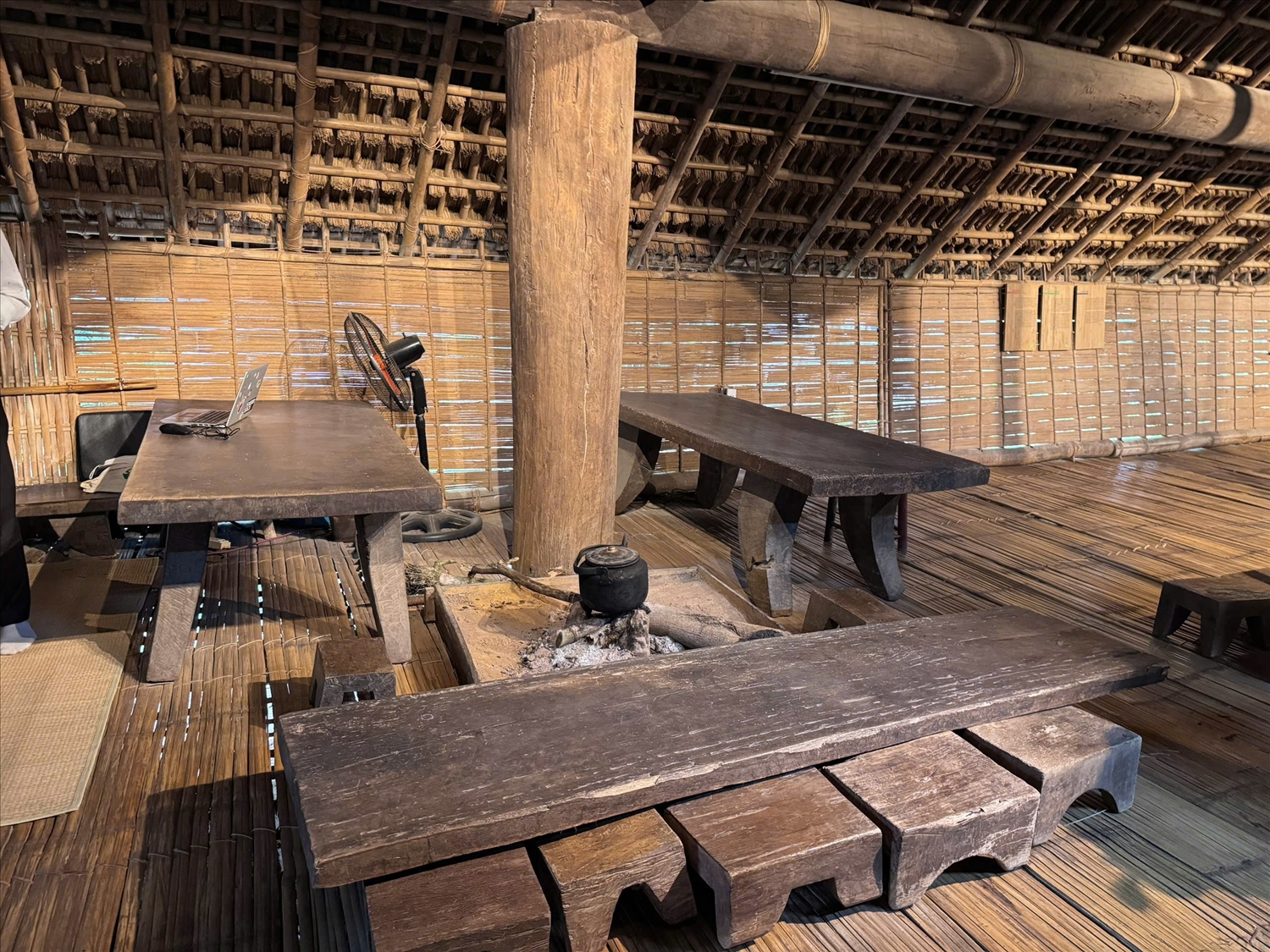 Không gian ấm cúng bên bếp lửa truyền thống trong nhà dài của người Ê Đê