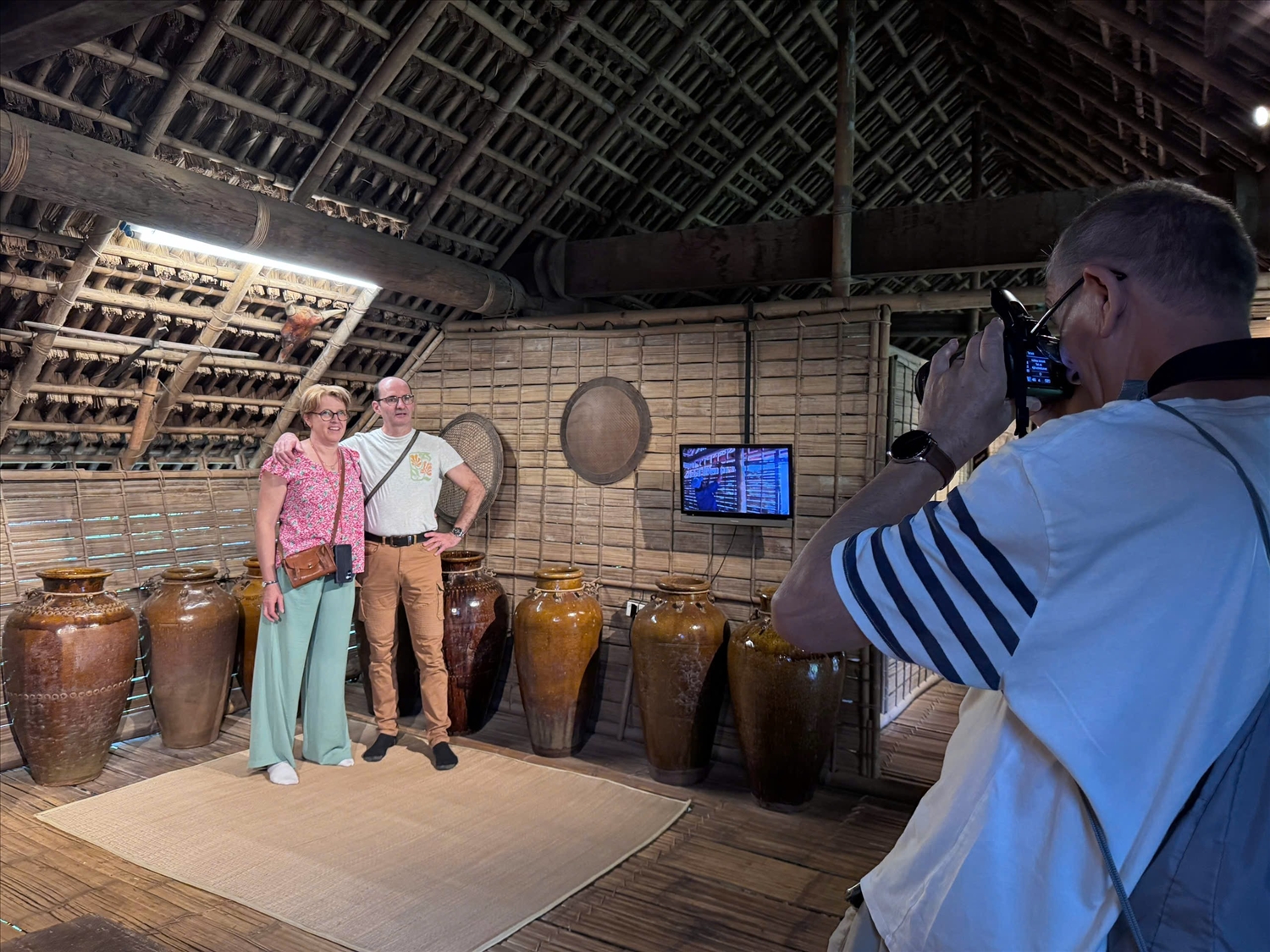 Du khách nước ngoài thích thú khi tham quan trải nghiệm tại nhà dài