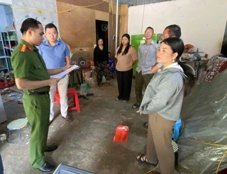 Lực lượng Công an khám xét cơ sở sản xuất thuốc nam của đối tượng Phàng Thị Sua. Ảnh: Trường Long (Báo CAND)