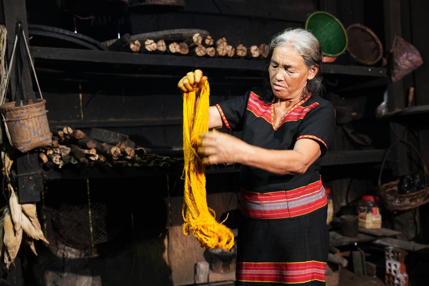 Sợi chỉ màu vàng được nhuộm từ nước củ nghệ nấu với bột vỏ ốc suối