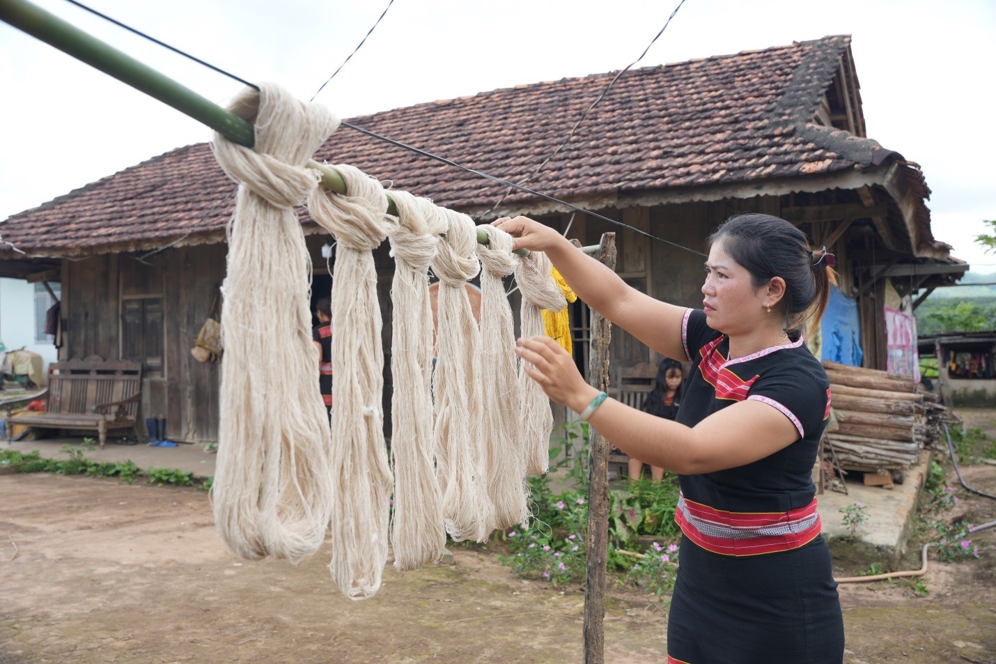 Sau khi nhuộm màu, sợi chỉ sẽ mang đi phơi cho đến khi khô