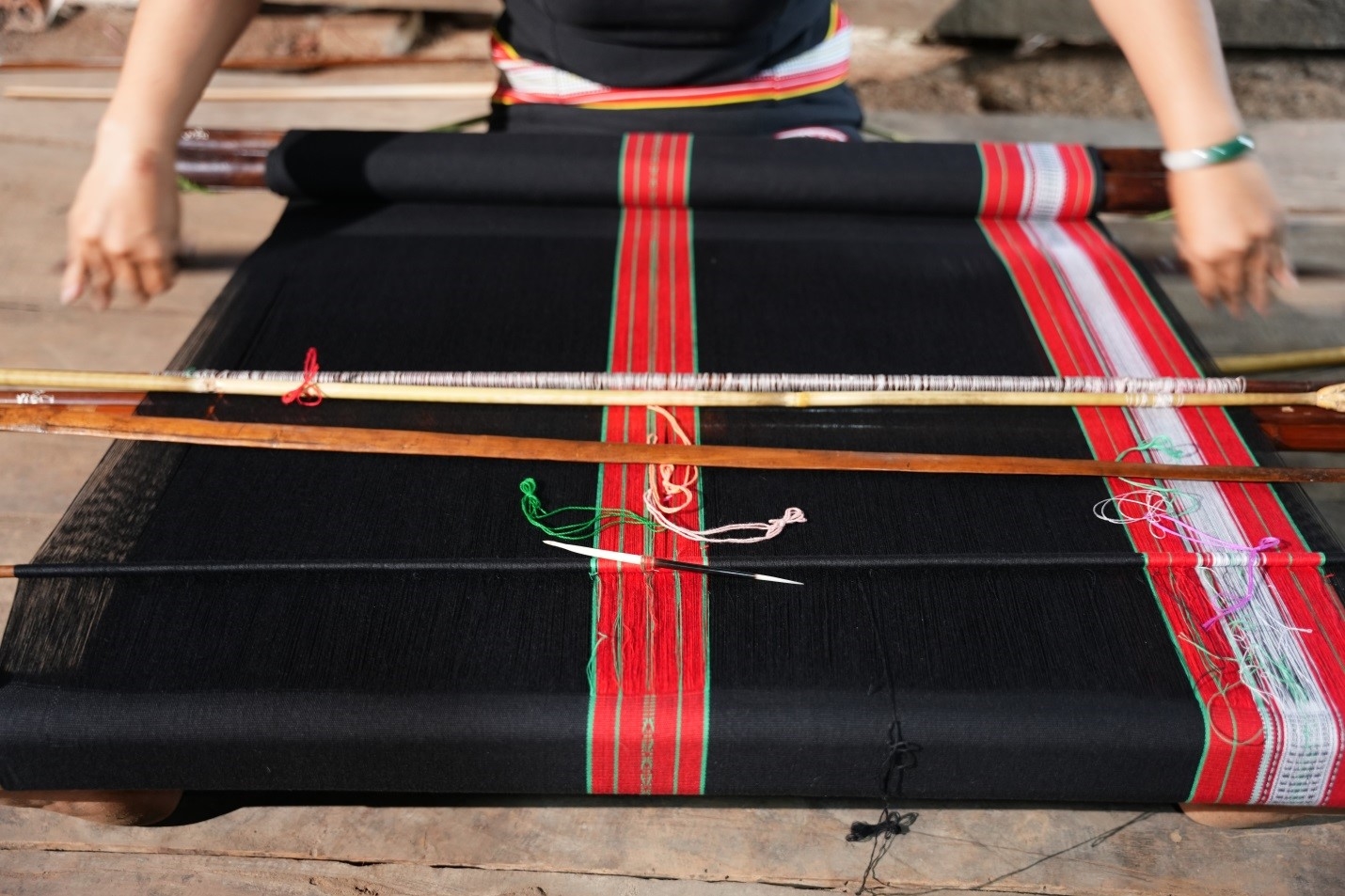 Bộ khung dệt truyền thống của người Gié Triêng sau khi căng chỉ