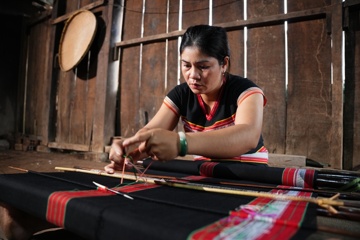 Tạo hoa văn cho tấm thổ cẩm, phụ nữ Gié Triêng sử dụng lông nhím có đầu nhọn để móc những sợi chỉ màu