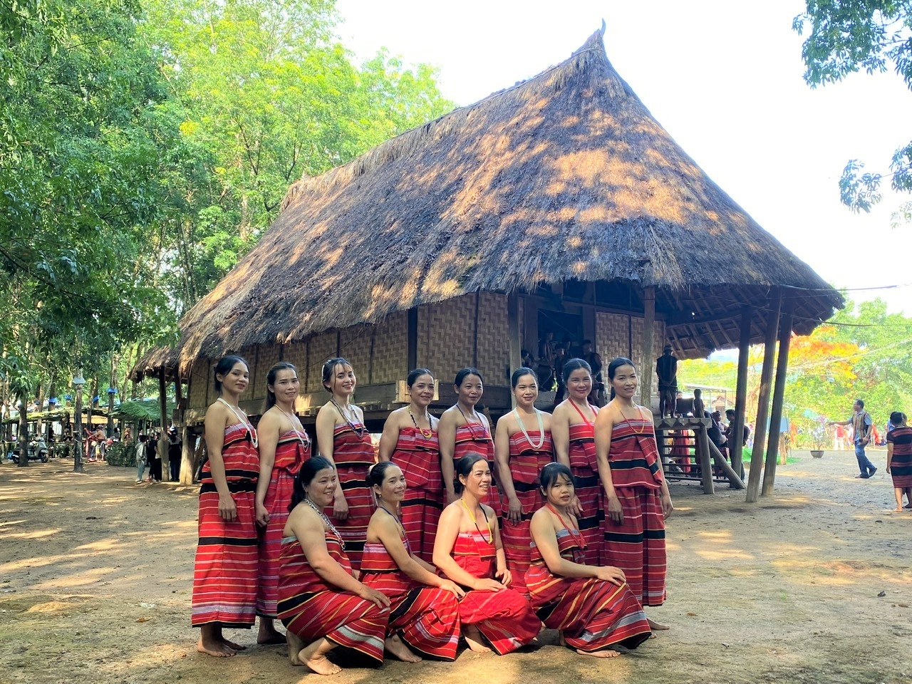 Trang phục truyền thống của phụ nữ Gié Triêng thường là áo, quấn váy được làm từ những tấm thổ cẩm