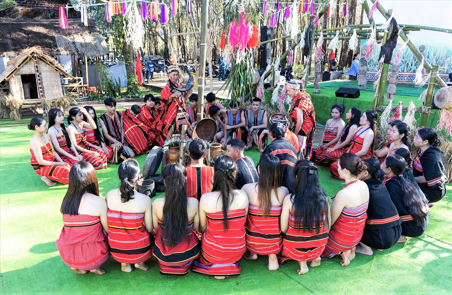 Trong các lễ hội, người Gié Triêng sẽ sử dụng những bộ trang phục đẹp nhất được may từ những tấm thổ cẩm truyền thống