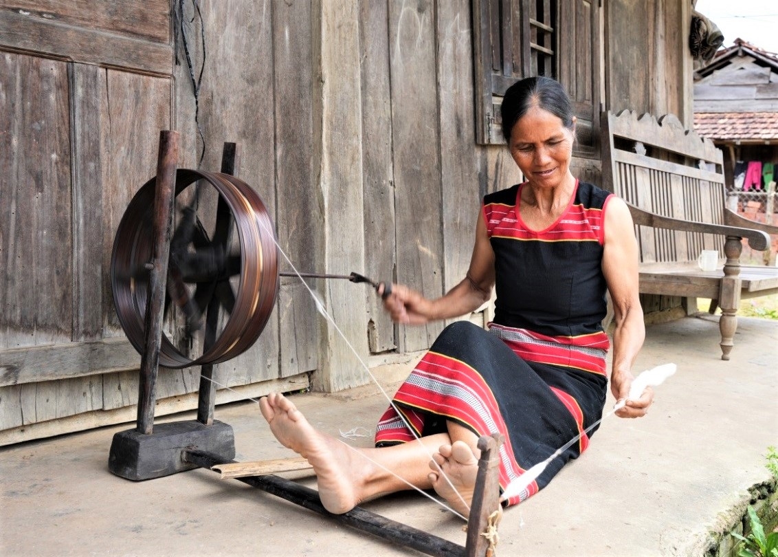 Bông sau khi được bật tơi lên, phụ nữ Gié Triêng sẽ lấy lông nhím vo bông lại thành những con bông dài chừng 20cm để phục vụ cho việc xe sợi