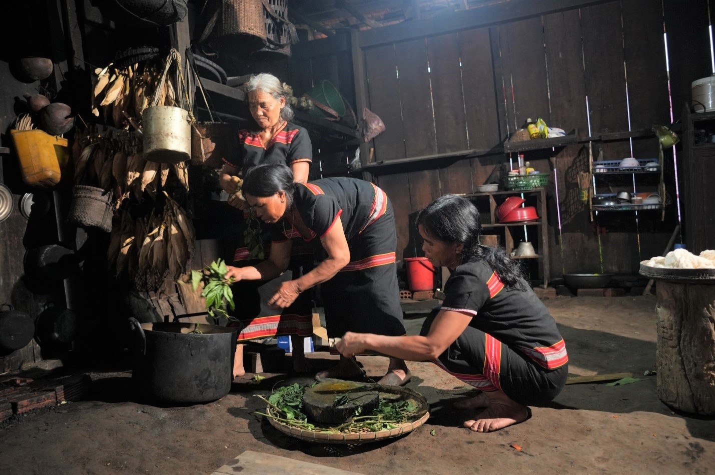 Để giữ màu trên sợi chỉ, người Gié Triêng dùng vỏ ốc suối nung trên than hồng, sau đó giã mịn thành bột trộn với nước nhuộm từ các loại cây lấy trên rừng