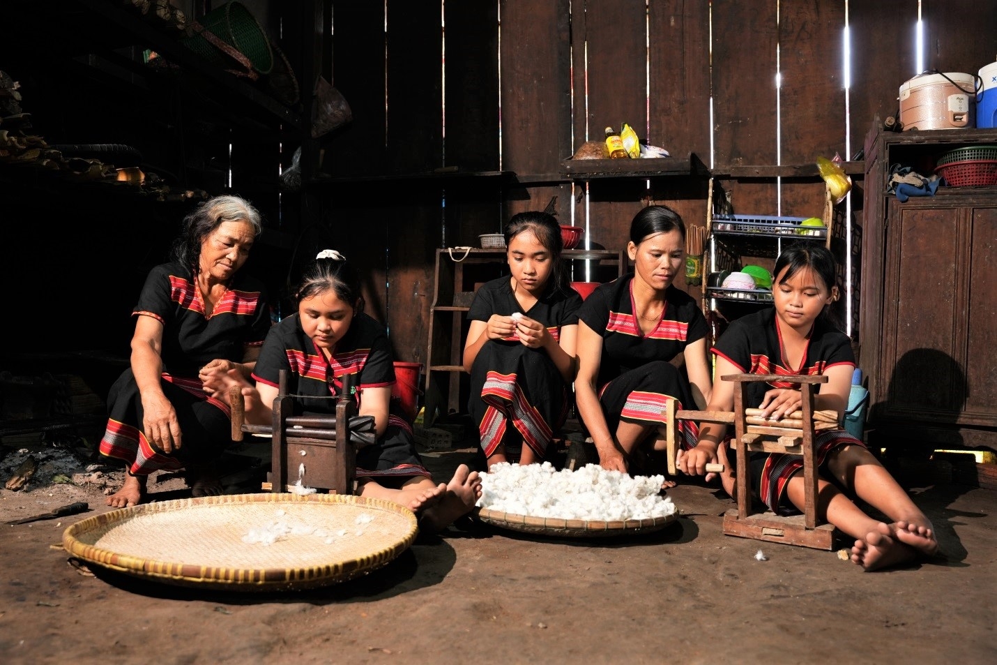 Bông sau khi phơi khô, người Gié Triêng sẽ dùng dụng cụ tách hạt để tách riêng phần bông và phần hạt