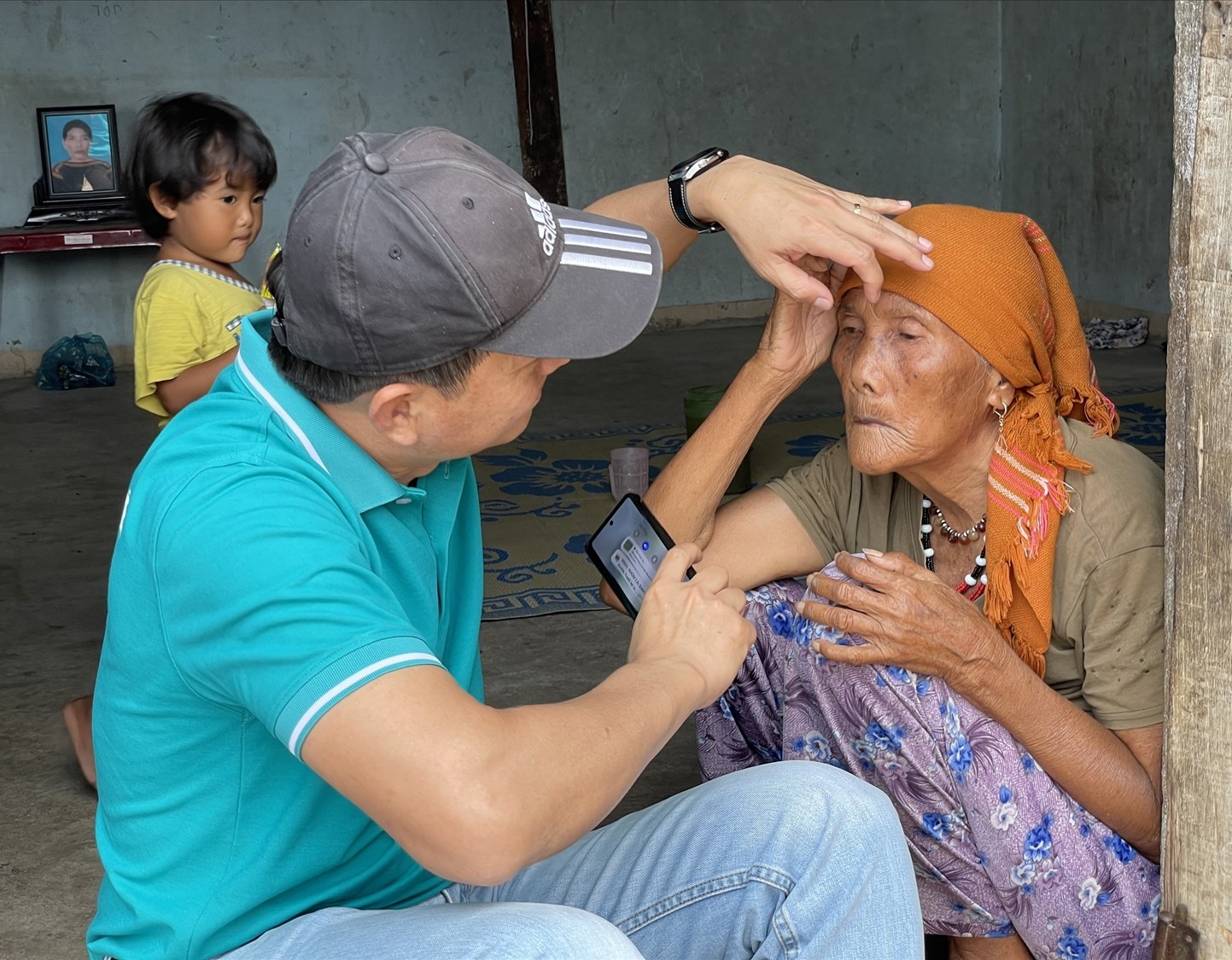 Bác sĩ Trần Đình Tuấn, Giám đốc Bệnh viện Mắt Tây Nguyên đang khám mắt cho đồng bào xã Lắk, tỉnh Đắk Lắk. 