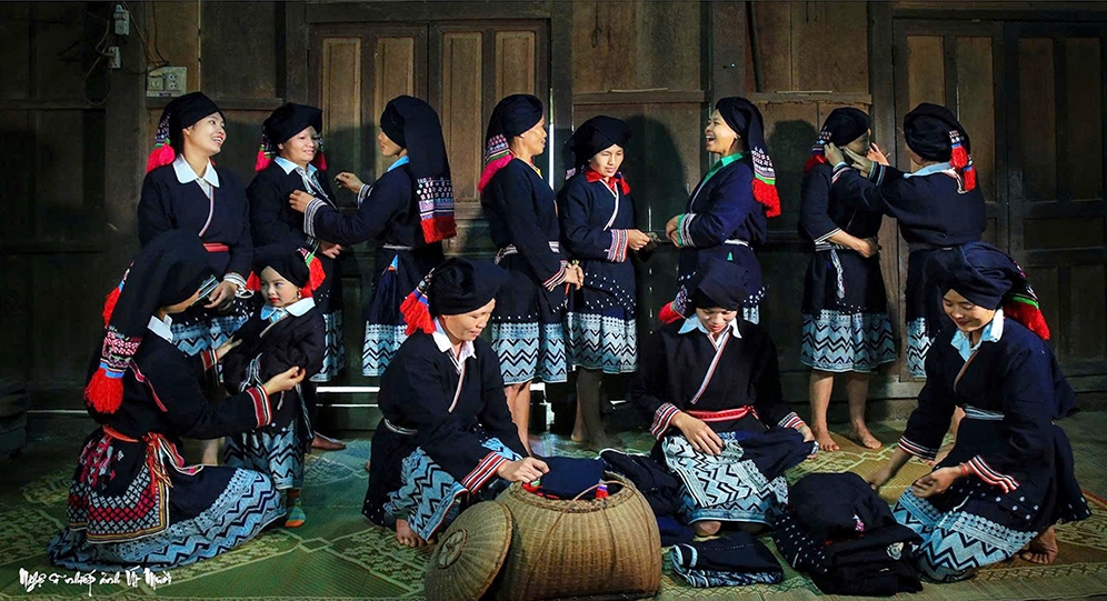 Trang phục truyền thống người Dao Tiền. (Ảnh: Út Mười)