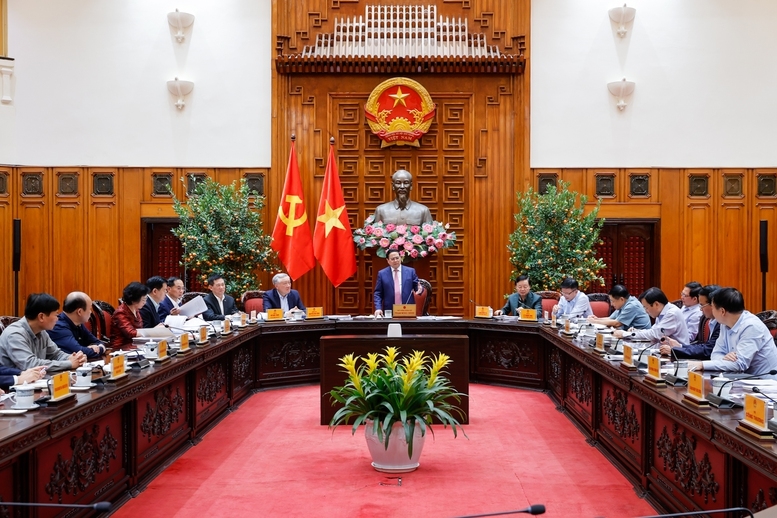 Thủ tướng Phạm Minh Chính chủ trì cuộc họp Thường trực Chính phủ để tiếp tục cho ý kiến về các giải pháp bảo đảm cung ứng và bình ổn giá xăng dầu - Ảnh: VGP/Nhật Bắc