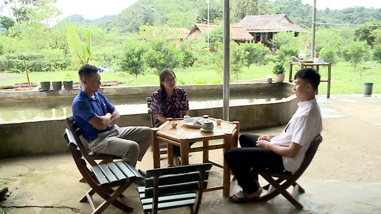 Mô hình du lịch cộng đồng của anh Bùi Văn Cường (bìa phải), xã Vân Sơn, tỉnh Phú Thọ thường xuyên được các thanh niên DTTS đến học hỏi kinh nghiệm (Ảnh MH)