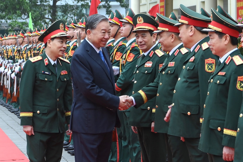 Tổng Bí thư Tô Lâm với lãnh đạo Bộ Quốc phòng và Học viện Kỹ thuật Quân sự. (Ảnh: ĐĂNG KHOA)