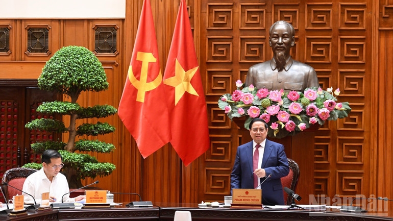 Thủ tướng Phạm Minh Chính chỉ đạo nhiều giải pháp quan trọng nhằm bảo đảm nguồn cung xăng dầu trong nước. (Ảnh: TRẦN HẢI)