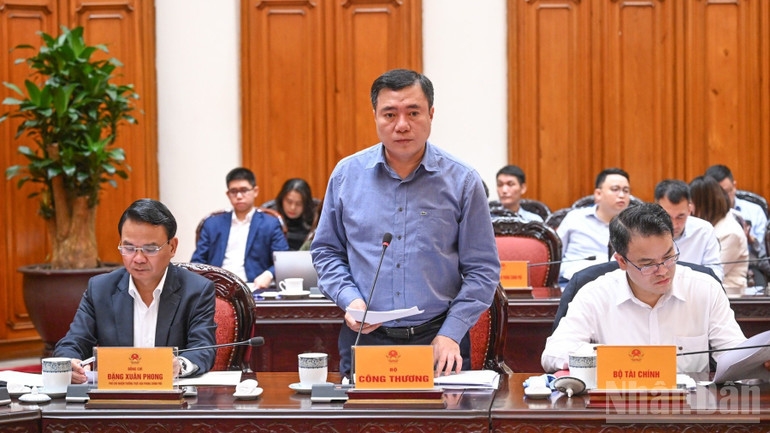 Lãnh đạo Bộ Công thương báo cáo tại cuộc họp. (Ảnh: TRẦN HẢI)