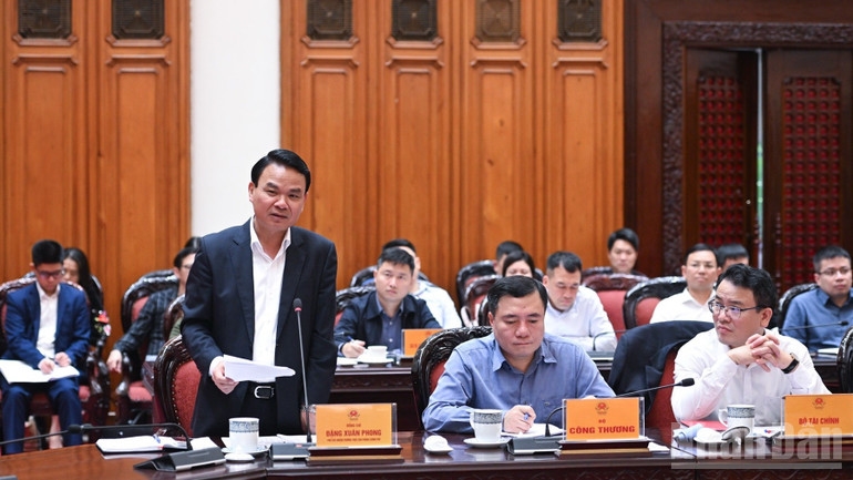 Lãnh đạo Văn phòng Chính phủ báo cáo tại cuộc họp. (Ảnh: TRẦN HẢI)