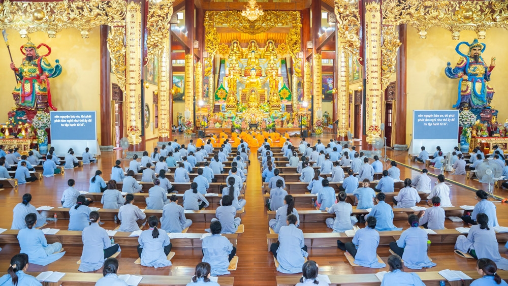 Phật tử trang nghiêm tu tập bên cửa chùa