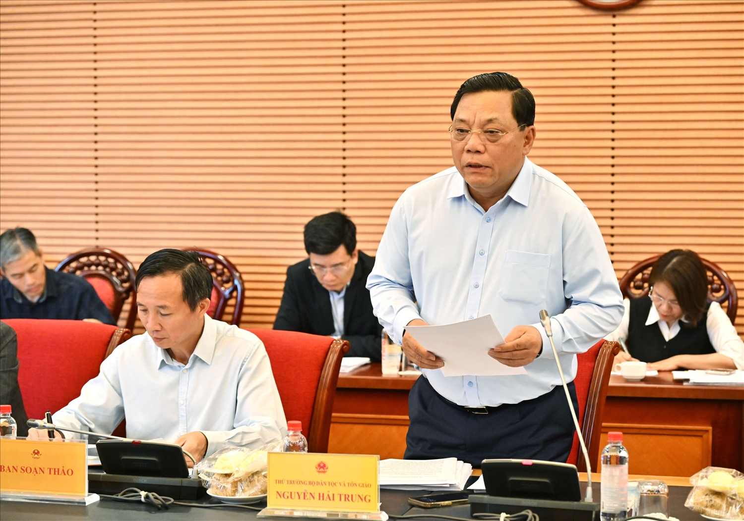 Thứ trưởng Bộ Dân tộc và Tôn giáo Nguyễn Hải Trung phát biểu tại phiên họp thẩm tra sơ bộ dự án Luật tín ngưỡng, tôn giáo (sửa đổi) ngày 16/3 - Ảnh: quochoi.vn