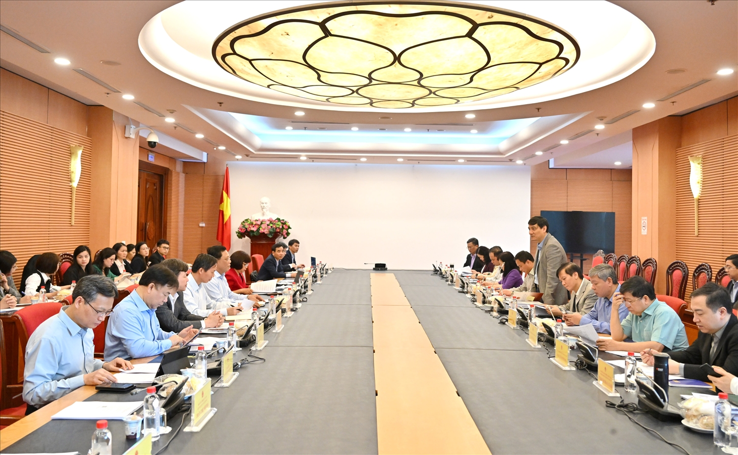 Phiên họp thẩm tra sơ bộ dự án Luật tín ngưỡng, tôn giáo (sửa đổi) do Ủy ban Văn hóa và Xã hội của Quốc hội tổ chức ngày 16/3 - Ảnh: quochoi.vn