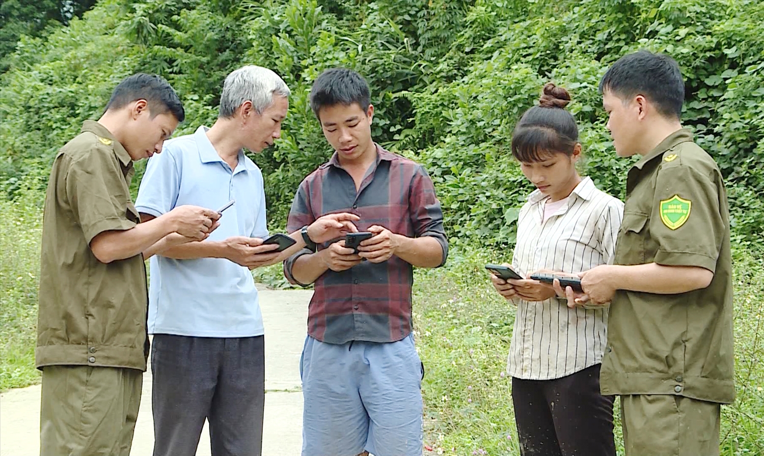 Tổ công nghệ số cộng đồng hỗ trợ người dân tiếp cận thông tin và kỹ năng số an toàn.