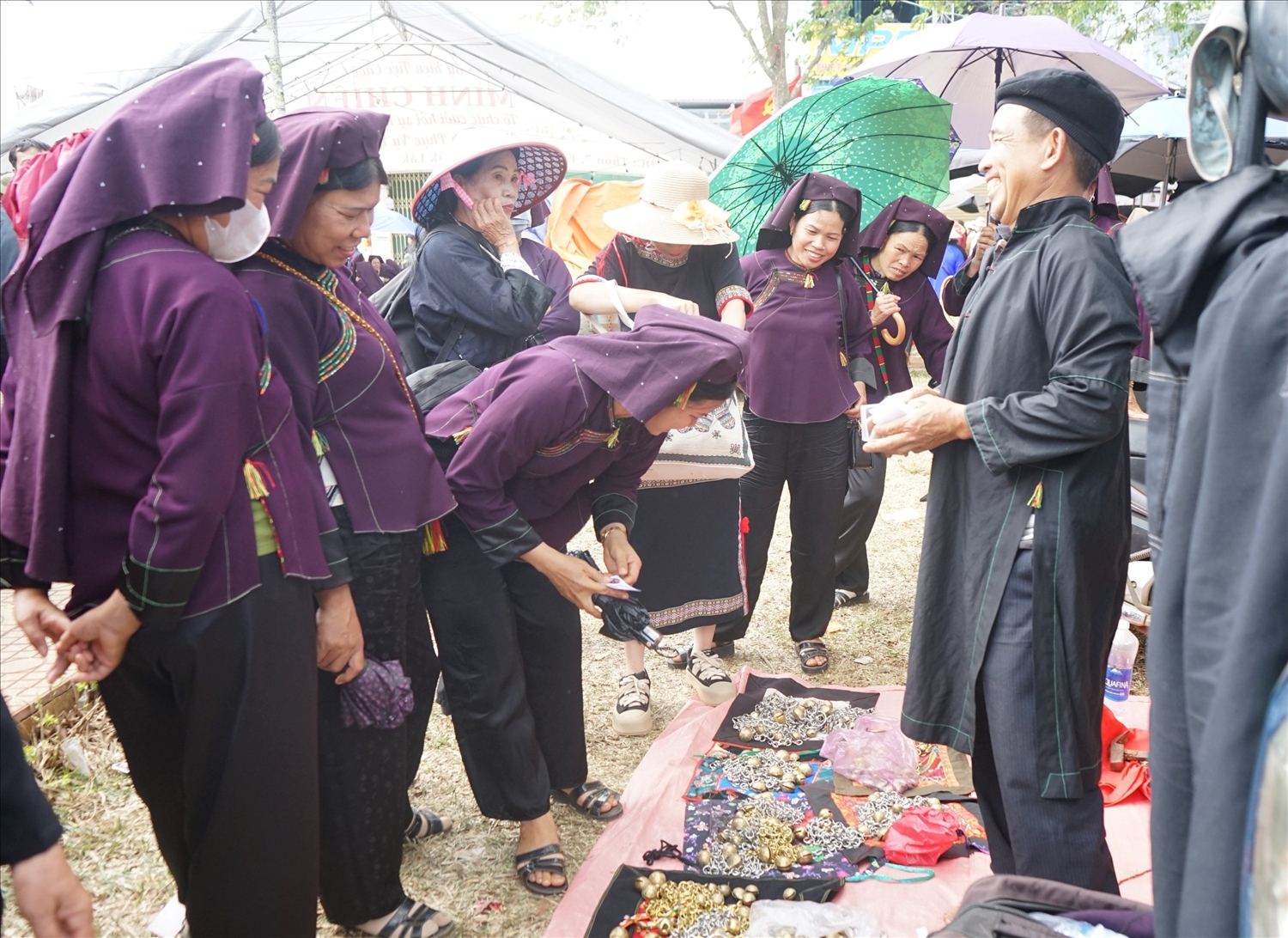 Em kg tin: Lê Tây Nguyên vui hội Hảng Pồ 2