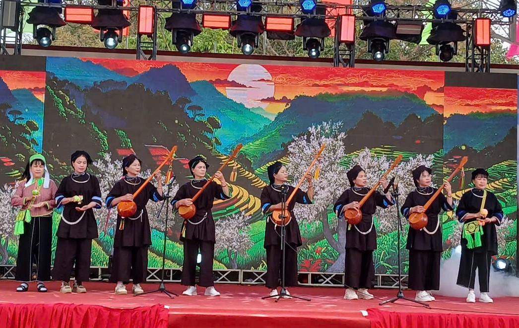 Em kg tin: Lê Tây Nguyên vui hội Hảng Pồ 3