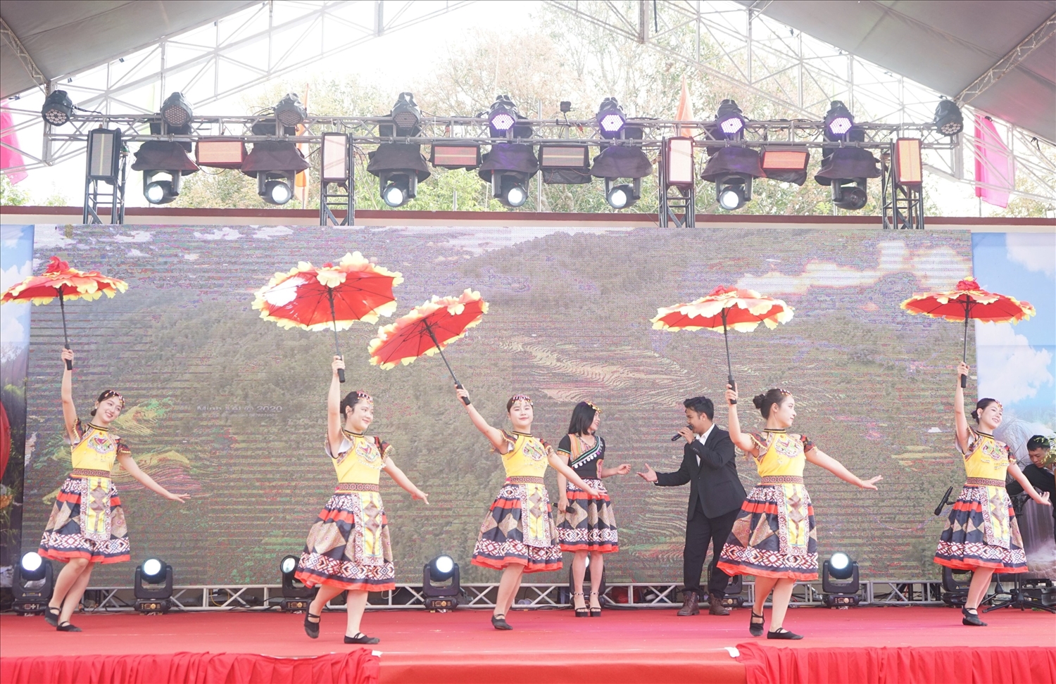 Em kg tin: Lê Tây Nguyên vui hội Hảng Pồ 4