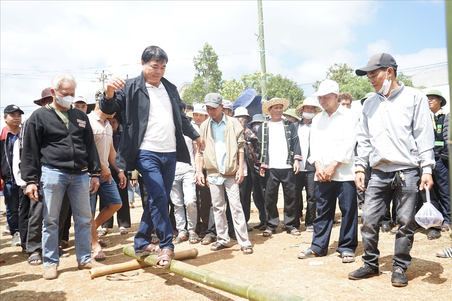 Em kg tin: Lê Tây Nguyên vui hội Hảng Pồ 6