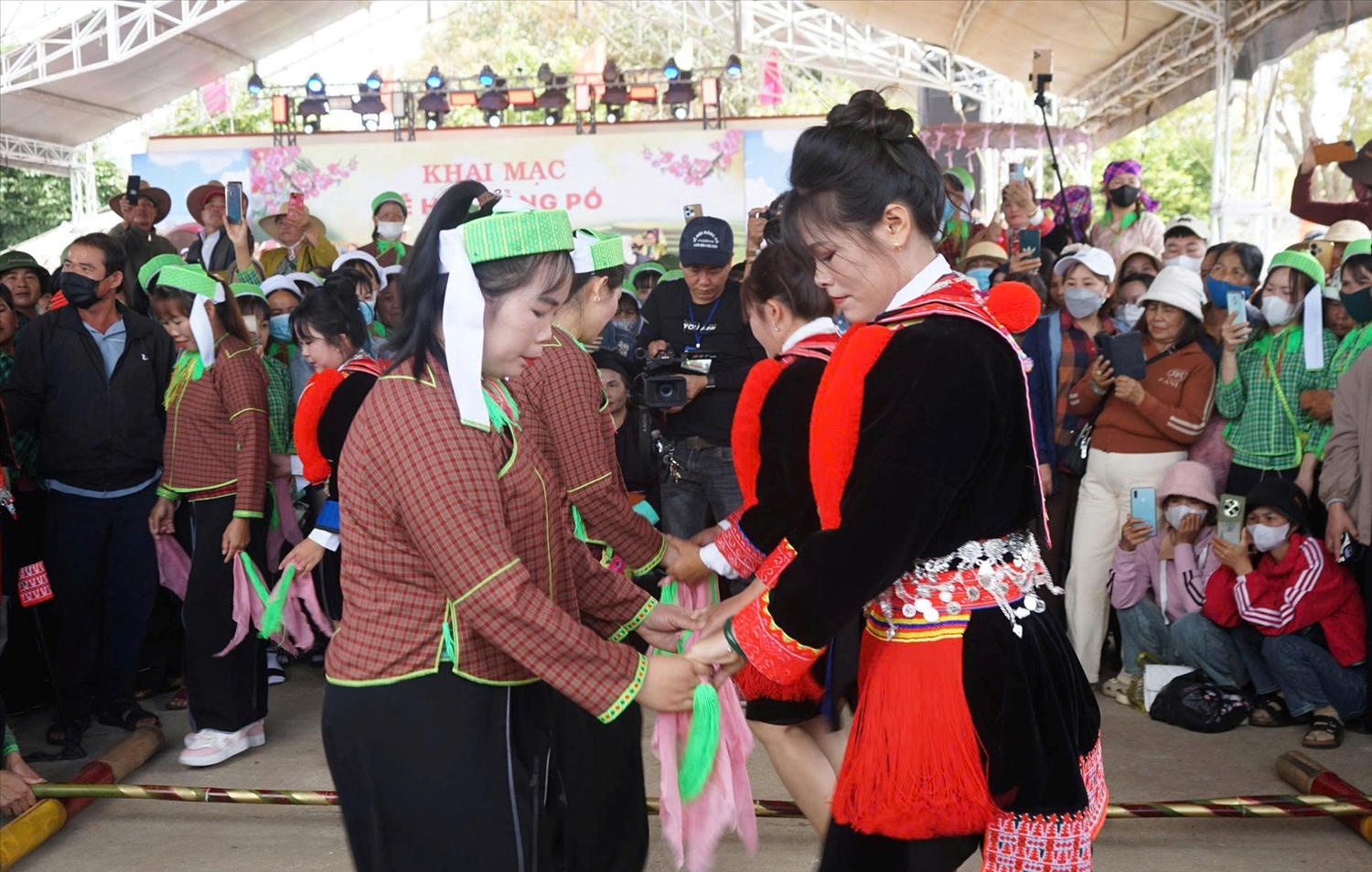 Em kg tin: Lê Tây Nguyên vui hội Hảng Pồ 7