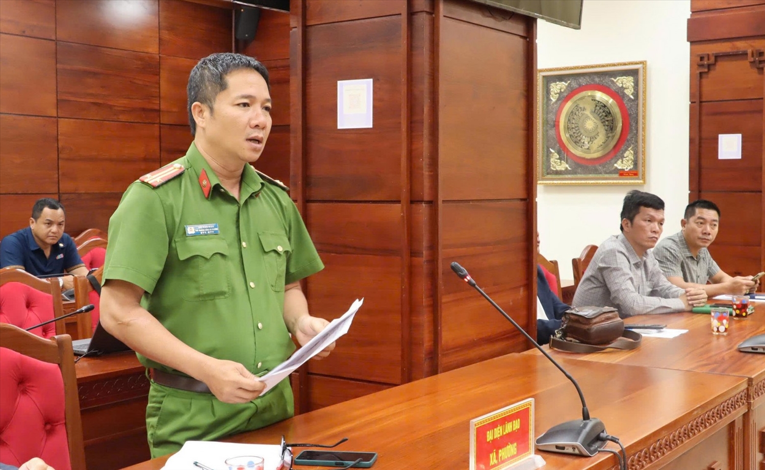 Lãnh đạo Công an phường Bình Kiến thông tin về vụ việc tại buổi họp báo