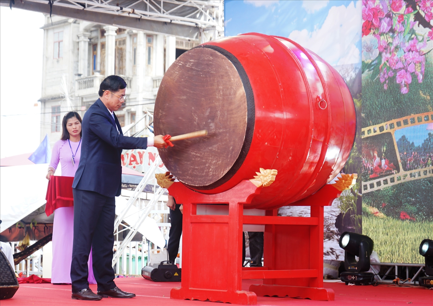 Bí thư Đảng ủy, Chủ tịch HĐND xã Ea Drông Ngô Trung Hiếu đánh trống khai hội