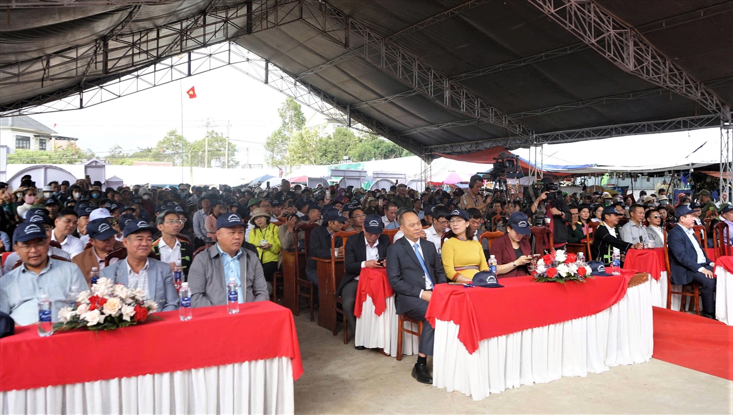 Đông đảo người dân và du khách đến dự hội