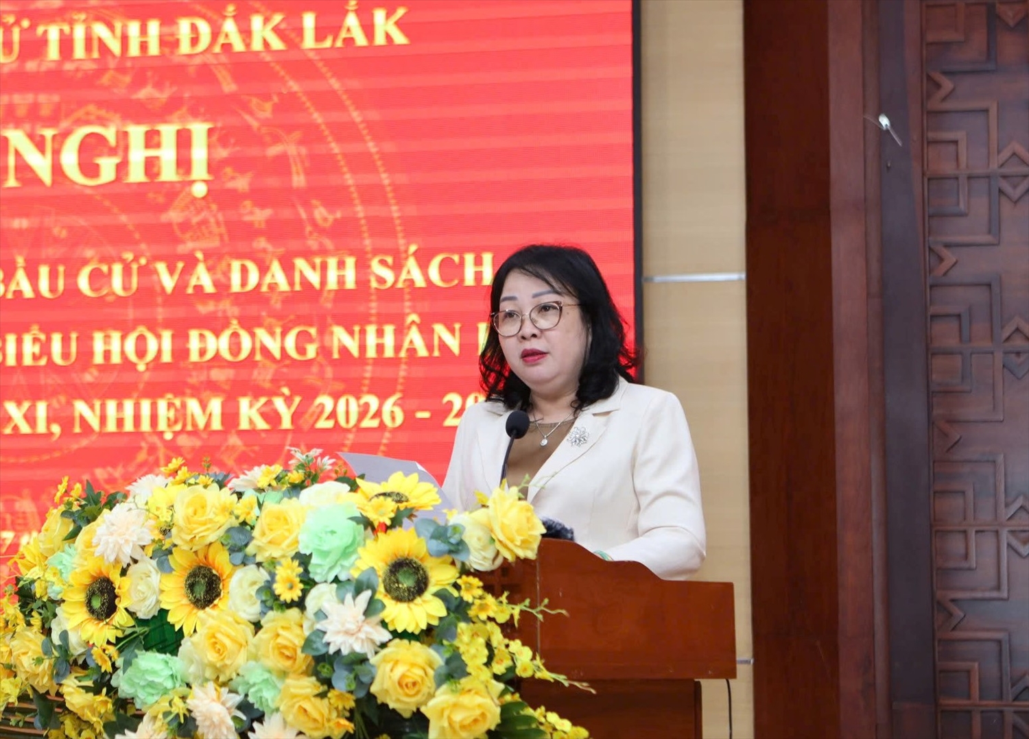 Chủ tịch HĐND tỉnh, Chủ tịch Ủy ban bầu cử tỉnh Đắk Lắk Cao Thị Hòa An phát biểu tại hội nghị