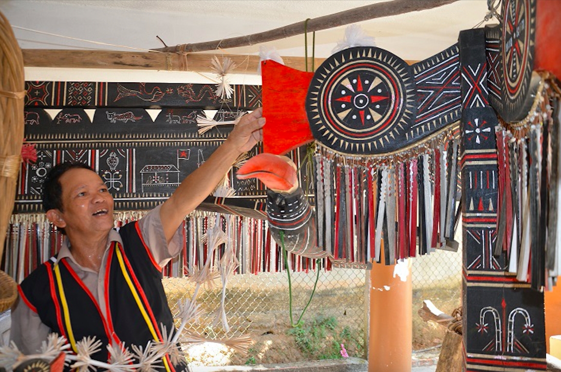 Nghệ nhân Hồ Văn An luôn tâm huyết giữ gìn những nét đẹp văn hóa dân tộc Co vùng cao Quảng Ngãi. Ảnh: Như Đồng