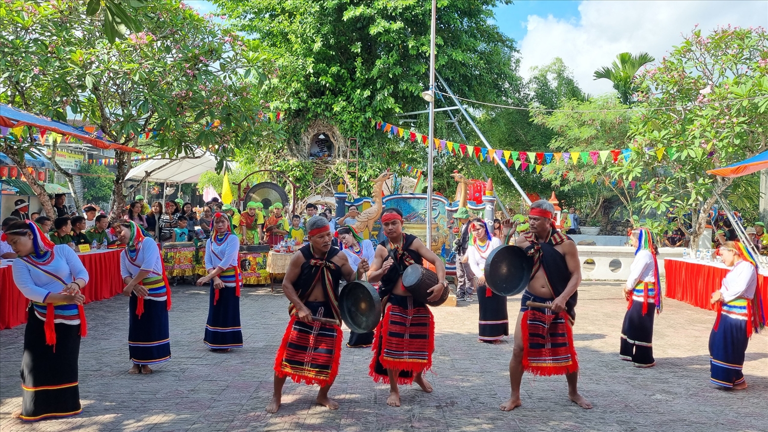 Nhờ các chính sách hỗ trợ của Đảng và Nhà nước, đời sống kinh tế - văn hóa đồng bào Co ở Quảng Ngãi ngày càng phát triển. Ảnh: Như Đồng
