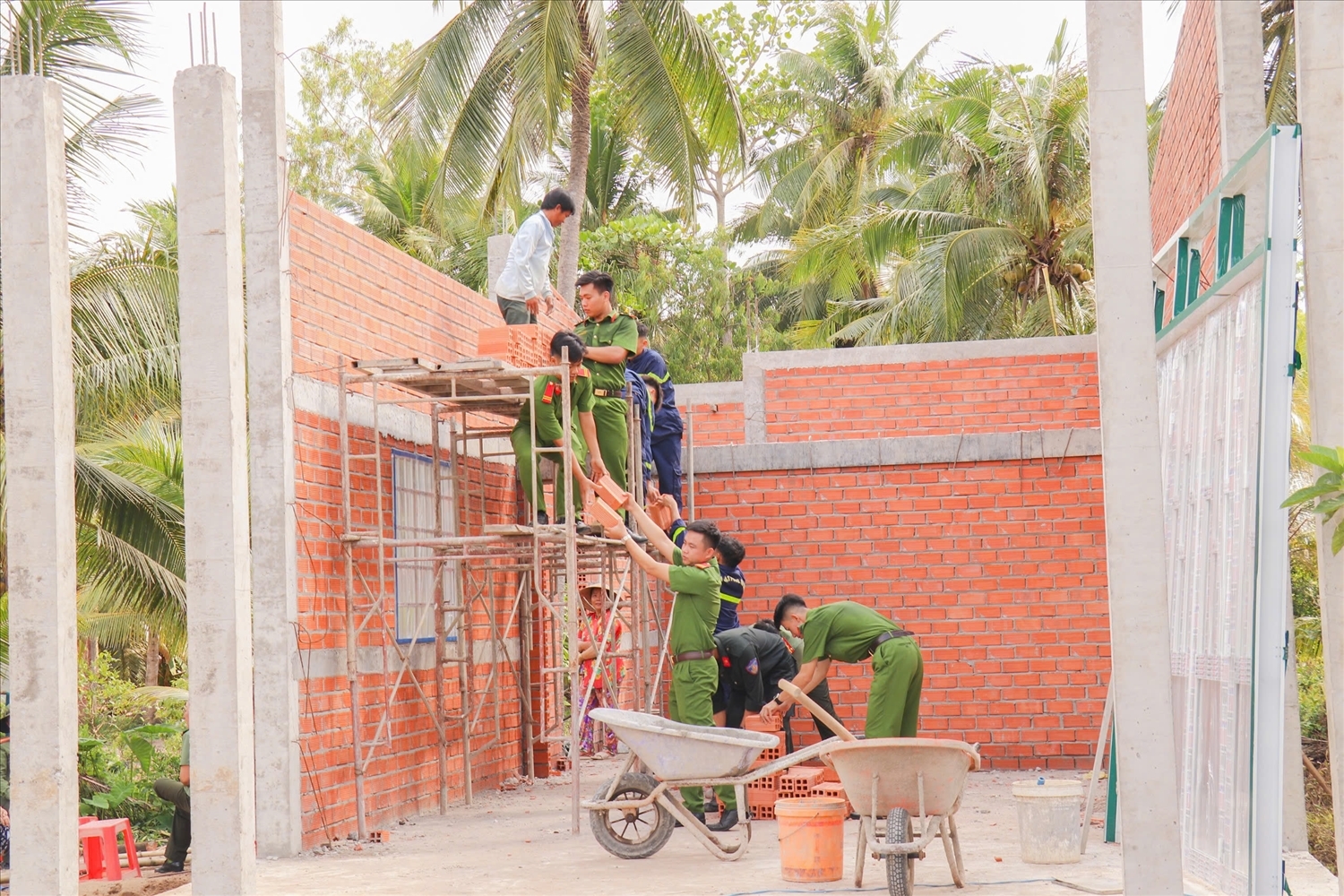 Một vấn đề cốt lõi là làm thế nào để bà con DTTS có thể bắt kịp nhịp độ phát triển chung, không bị bỏ lại phía sau. (Cán bộ, chiến sĩ Công an tỉnh Vĩnh Long chung tay xoá nhà tạm, nhà dột nát cho bà con. Ảnh: Thiên Lý)