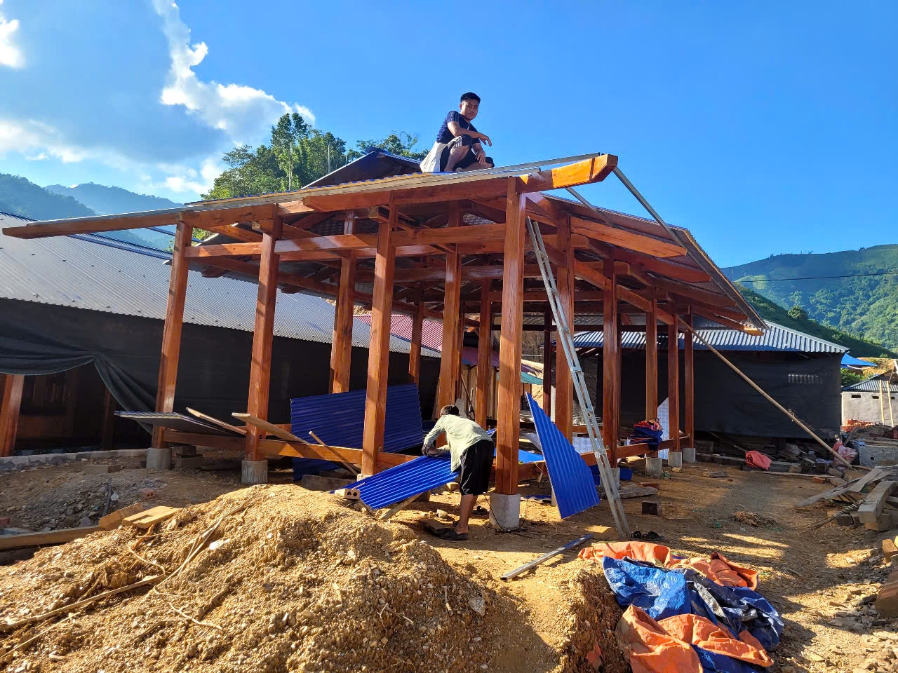 Nhờ sự hỗ trợ của Nhà nước và sự chung tay của gia đình, họ hàng, người dân đã dựng lên những ngôi nhà mới khang trang, từng bước ổn định cuộc sống nơi tái định cư.
