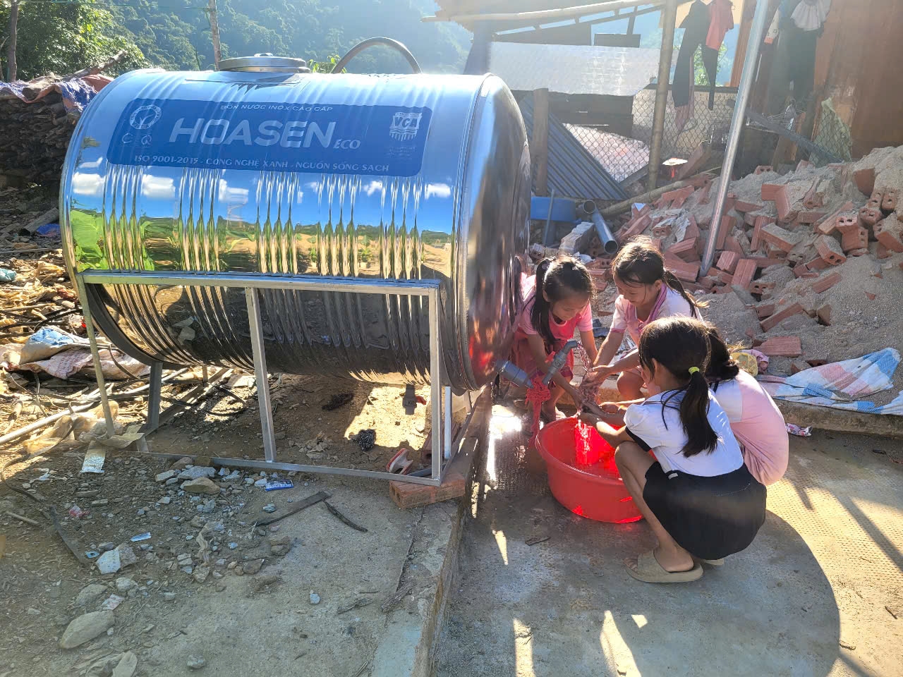  Công trình nước sinh hoạt được đầu tư, góp phần nâng cao điều kiện sống và sinh hoạt của người dân tại khu tái định cư.